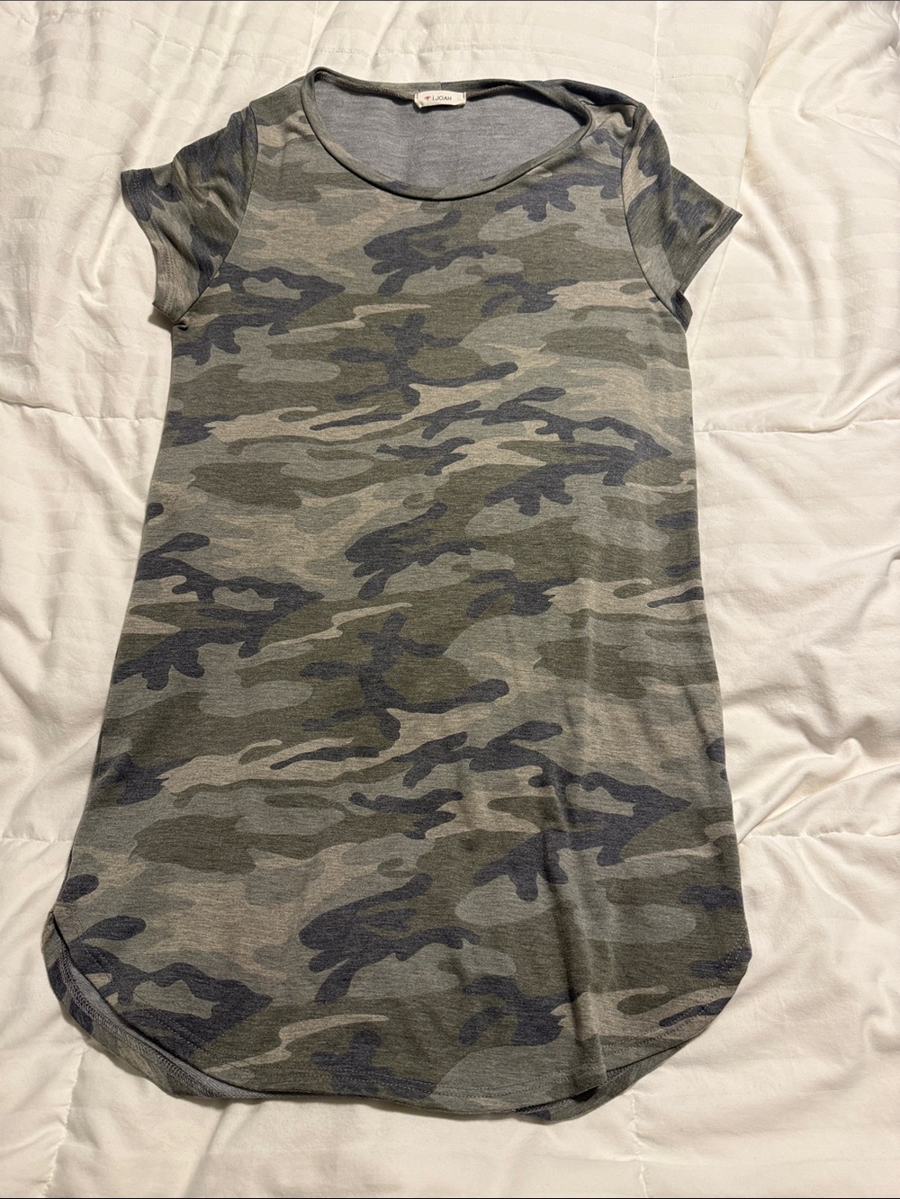 I Joah- Camo Scoop-Neck Midi T Shirt Dress in Olive and Gray - Large